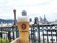 だいぶ歩いたのでモザイクで少し休憩します。
テラス席のあるレストランでビール。
お店オリジナルのヴァイツェンビールいただきました。
フルーティーで美味しかったです。
ここでも写真センスのない私（笑）