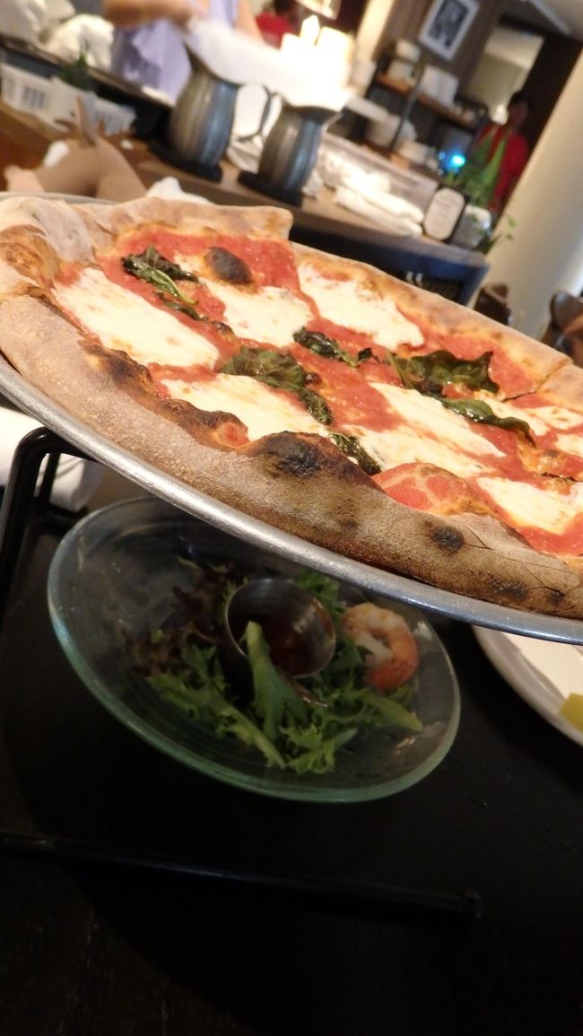 評判のピザが届きました！写真のように、台座を持ってきてシュリンプの上にセットされました。場所の有効活用ですね。<br />ピザがとにかく美味しく、娘がいたく気に入り、２枚半も食べてました。お陰で私の食べる量が減る。。。