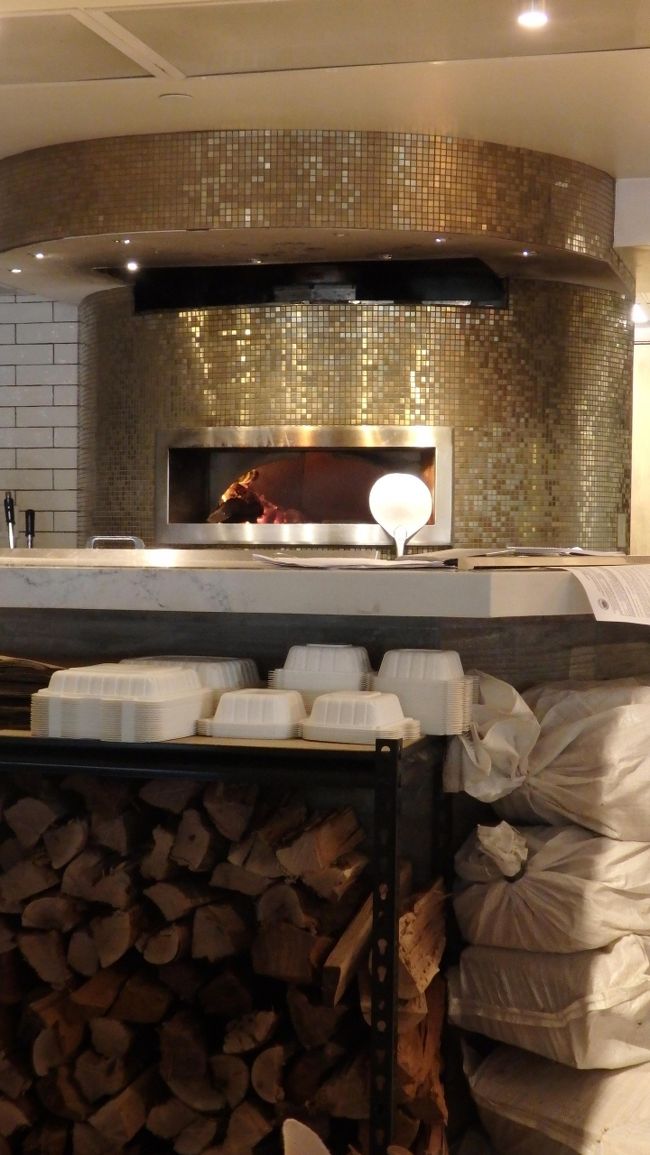 ピザが評判のお店、立派なピザ窯もあります。