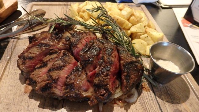 リブアイステーキもご覧の通り！！<br />絶妙の焼き加減とボリューム。ポテトもホクホク。<br />ウルフギャングの高級感も良いけど、カジュアルな店内と美味しいピザとブリブリのシュリンプ。そしてお得なワインセット。すべてのバランスが最高。ハワイ最後の晩餐にふさわしいお店でした。絶対また来たいです。<br />渋る相方を半ば無理やり歩かせて連れてきた甲斐がありました。<br />良いお店を見つけたー( ´∀｀ )