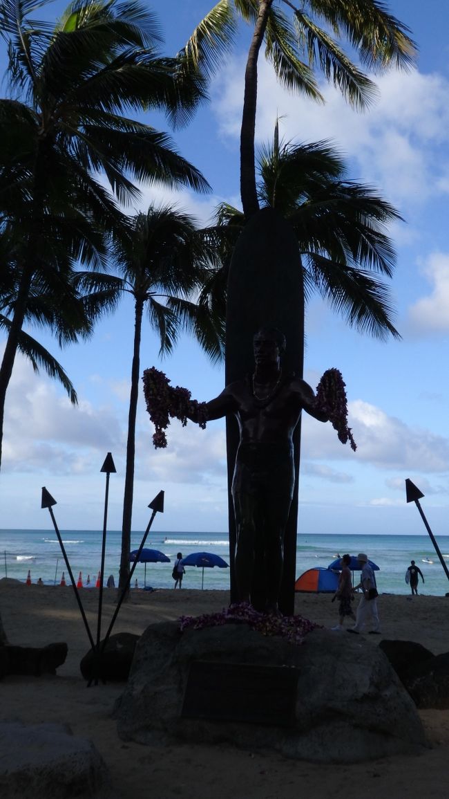 帰国日の朝は、昨日の天気が嘘のような素晴らしい快晴！<br />デューク様、逆光です。<br />爽やかな風の中、歩いてレナーズまで行ってみることにしました。