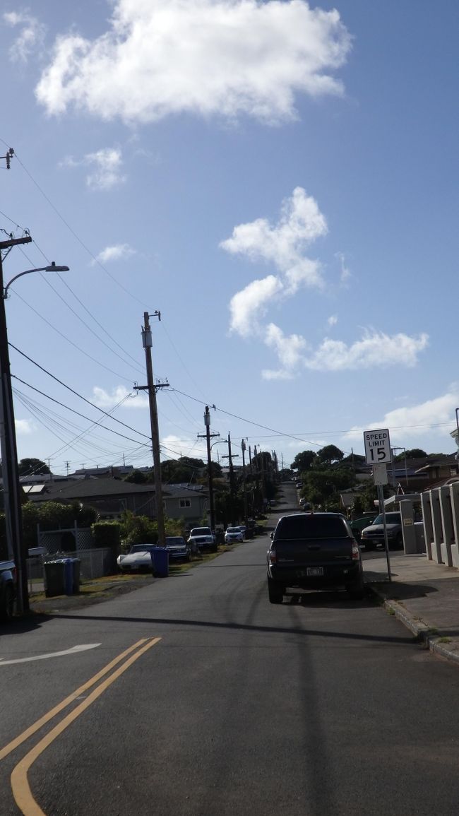 写真ではわかりづらいけど、横道をみるとひたすら長い上り坂があったり。<br />歩いていると色々な発見があります。