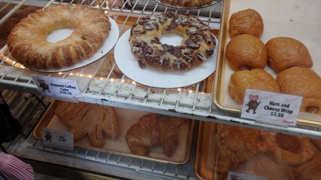 マラサダの他にも普通のパンも有り。<br />