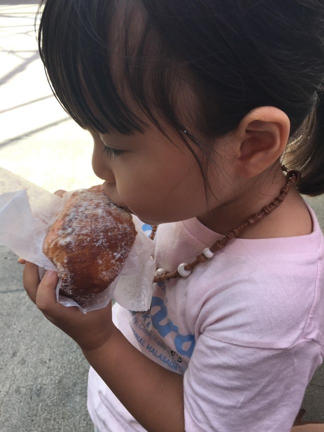 お向かいのセーフウェイの駐車場にあるベンチでいただきます。<br />娘、まるまる１個食べてしまった( ﾟДﾟ)