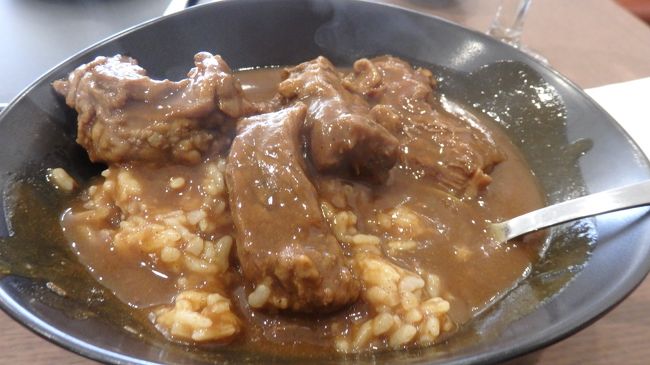 カレーも沢山あって、お肉もゴロゴロ沢山でした。行きは具がカスカスだったのでうれしい。お肉取りすぎですかね、すいません。でも、本当に勝手にお玉に入ってくるくらいゴロゴロでした。味はちょっとしょっぱかったけど、許容範囲。<br />福神漬け欲しかったけど、さすがにハワイには無いですか。。。