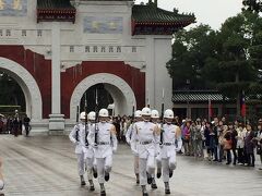 忠烈祠は、日本でいうところの靖国神社のような場所です。
ちょうど衛兵の交替式に出くわしました。
よく訓練されているのと、容姿の良い若者を採用して見栄えも良くされてます。