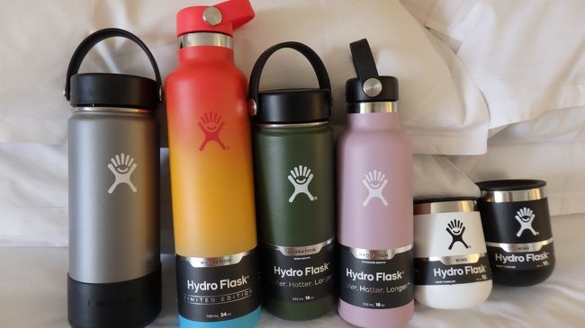 旅で買ったものシリーズ<br />姪っ子や親戚のリクエスト＆お土産にハイドロフラスク買ったものずらっと。<br />オレンジは高校生の姪っ子のリクエストでハワイ限定みたい。シェラトンにあるLeaLeaマーケットで買いました。サイズは２種類しかなく、これでも小さい方のサイズ。<br />以前自分用に買ったパープル系が、今回はどこにも見当たりませんでした。その時期によって売ってる色が変わるのかな。同じ色が欲しいと言っていた大学生の姪っ子はグリーンのにしました。<br />右の2つは家でのお茶用にしようかと。似たような大きさのがもう１種類あったんだけど、そっちのが保温とかしっかりしてそうだった。でも、コロンとしたフォルムがどうしても気に入ってしまってこちらにしました。帯にWineって書いてあったんだけど、ホットワイン用とか？！。。。調べてみます。
