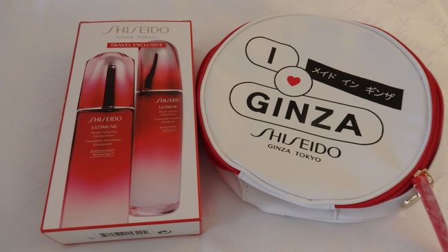 今回の自分へのお土産、大ヒット商品はこれ！！DFSビル内の化粧品コーナーで見つけました。<br />SHISEIDOのULTIMUNEです。普段から使用しているのですが、日本では売っていない大容量サイズ（100ｍｌ）２本と写真のポーチの中に試供品も入っていて、＄２５０前後だったかと。<br />日本では５０ｍｌで余裕で10,000円以上しているので目を疑いました。<br />確かに一度に買うとなかなかのお値段ですが、買わずにはいられませんでした。