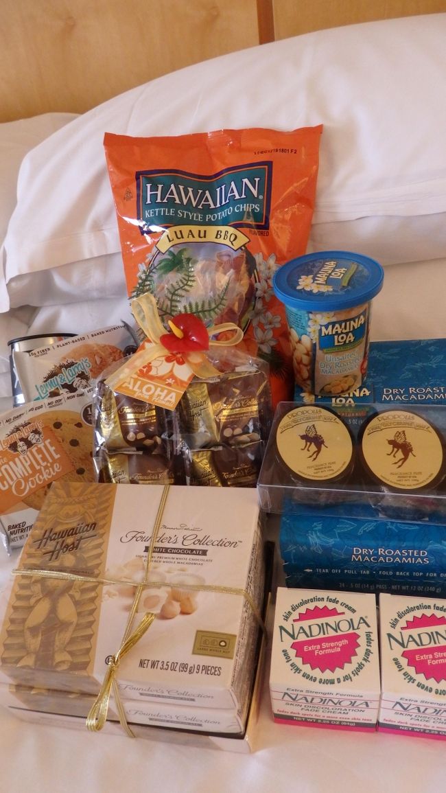 ポテトチップは、どなたかのブログで美味しいと絶賛していたLUAU BBQ味。<br />一袋到着日に買ってホテルで食べてたら、美味しくて速攻なくなってしまいました(^^;)<br />日本に帰っても味わいたくて、一袋購入。手前のマカダミアナッツのホワイトチョコは、もうずーっとずーっと前から毎回買って帰っている味。うちの母の大好物で毎回のリクエストです。冒険できないお年頃です。NADINOLKAのクリームは、口コミが良いので初めて買ってみました。相棒も使いたいとのこと。シミしわ撲滅強化中なので、楽しみに使いたいと思います。<br /><br />次はいつ行けるかな？楽しみに日々の生活頑張っていきたいです。