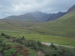 駐車場からの風景も抜群。こちらの駐車場は有料だったが、観光客の車が一杯だった。
という訳でトレッキング開始。