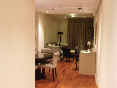 空港から市内へは定額３０ユーロ（３６００円）のタクシーで移動。

２年前は２９ユーロだったと思うんですが、まあいいか（笑）。

今日から４日間お世話になるラグジュアリースイーツは、前回マドリード訪問時にコスパがよかったのでリピートしました。

が、最終的にはお部屋のニオイ（外国ならではの石けんぽい感じ）が荷物のほとんどに染みついて、帰国してからも１ヶ月以上そのニオイに悩まされています。。。