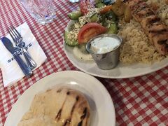 Stepho's　Souvlaki　Greek　Tavernaはバークレイホテルの通り向い。
いろんなブロガーさんがもれなく「おすすめ」と書いてあったし、
興味あったし、近かったし、行ってみました。
ディナータイム早々だったので、並ばずに入れました。
店員さんはどなたもみんなフレンドリーです。
お勧めされたこちらの串焼きのお料理を注文。
カップに入っているヨーグルトのディップが酸っぱくてなめらかで
お肉に合います。ものすごい量なのですが、パンを除いて完食しました。

お支払いはクレジットカードでできます。
カードを挿入する端末をテーブルに持ってきてくれて、
そこにカードを挿入（またはスライド）したら、表示にしたがって
操作するだけです。
チップも何％、または金額指定できます。

金額はこのお店に限らず、よく確認しなくてはなりません。
このお店、実際の代金よりお安い金額を入力していたので、
私はちゃんと店員さんに伝えて、ちゃんとの代金をお支払いしました。
（もちろん逆の場合、さらに故意の場合もあるでしょうから）

お腹がいっぱいになったら、機内で眠れなかったこともあって
急激に眠気に襲われたため、ホテルに戻って、熱いお風呂につかって
はやばやと就寝しました。
