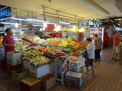 その後南門市場へ。こんな朝早くから皆さん並んでます。精肉店が多い印象ですね。
二階にはATMもあります。
