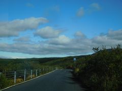 13:00、シンクヴェトリル国立公園(Þingvellir National Park)が近付いてきました。
ゲイシールからのルートは35号線→37号線→365号線→36号線→361号線です。この辺りは3桁道路でも舗装されていて快適です。