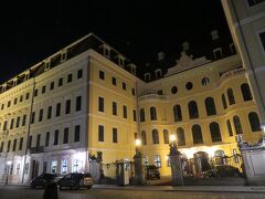 ホテル タッシェンベルグパレ ケンピンスキー

旧市街の真ん中にあり、レジデンツ城の目の前と立地が最高です。
伝統的で高級感のある外観は雰囲気があります。
