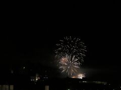 旧市街からアウグストゥス橋を渡ってノイシュタット地区へ

橋の途中で大きな花火を観覧
土曜日の夜ということもあり花火大会だったのでしょうか？