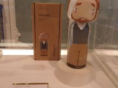展示室の途中にあったミュージアムショップでは、こんな可愛い木製のゴッホ人形が♪

でもよく見ると耳を切り落として包帯を巻いているというシュールさ。。。

３８.５ユーロ（４６２０円）もします。