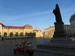 ノイマルクト広場

フラウエン教会前の広場
ここもまだ人がいません。何か不思議か感じ。
観光客も日曜は出足が遅いのでしょうか？

手前は乗り捨て自由の自転車シェアリングか？

