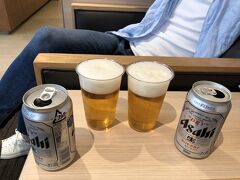 ラウンジで有料だけどビールで乾杯！