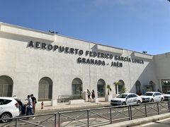 ＜グラナダ空港＞
こじんまりした空港です。
帰りはLCCのブエリングでしたがGHさんもとても親切。
もちろんウェブチェックインしましたが、念のため紙も発券してもらいました。
ＧＲＸ：12：25→ＢＣＮ13：55　30分ほどディレイ