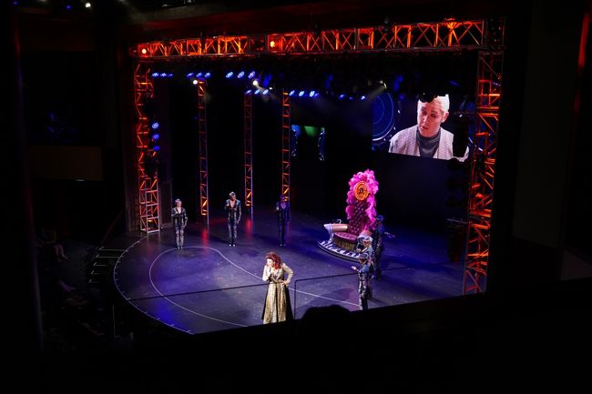 食事の前に2回目のWe will rock you鑑賞。<br />前半部分しか見ることが出来ないけど2階の違った角度から楽しみます。