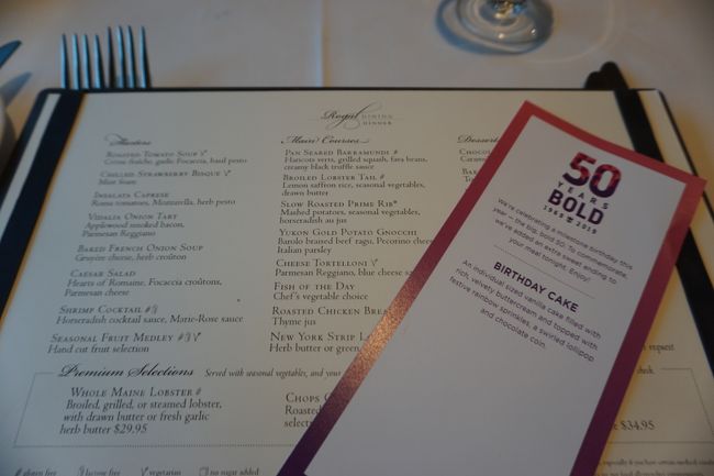 2019年はロイヤルカリビアンが誕生して50周年。<br />何やらカラフルなケーキが振る舞われています。