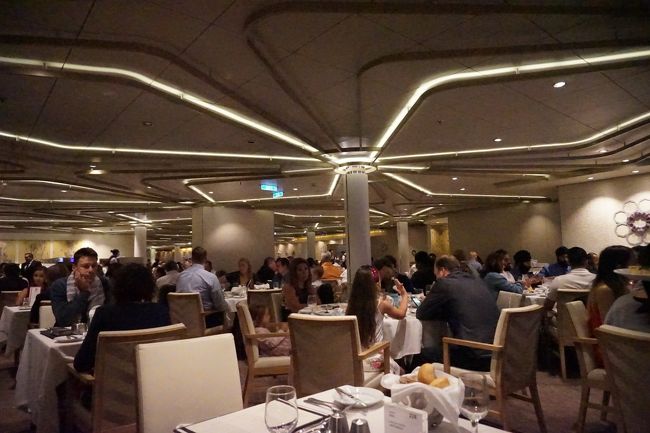 それにしても混んでいる・・・<br />2回目のフォーマルはロブスターナイトなので普段来ない人も来てるみたい。<br />