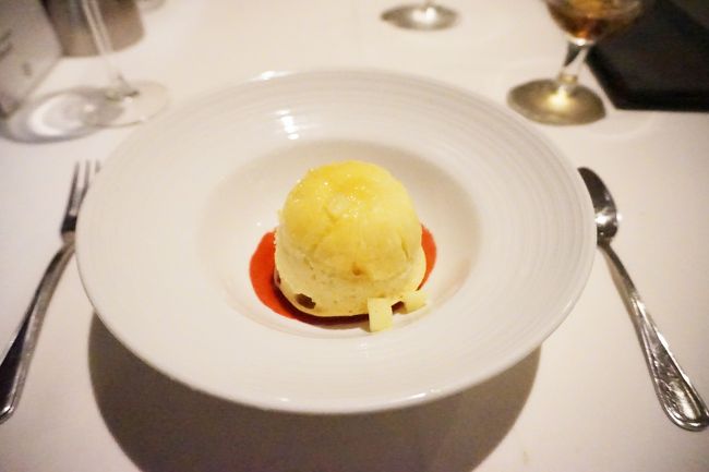 デザートはパイナップルのアップサイドダウンケーキ。<br />この日はとにかく混んでいて、セカンドのクローズ時間を過ぎてからも空いてる席にどんどん人がやってきます。<br />どうやらマイタイムで入りきれなかった人がトラディショナルダイニングのテーブルに通されている模様。<br />いつもは絶妙なタイミングで来てくれるウェイターもアシスタントももの凄く忙しそうにしていました。<br />「今日は酷い。こんなことは珍しい。」とぼやいていました。