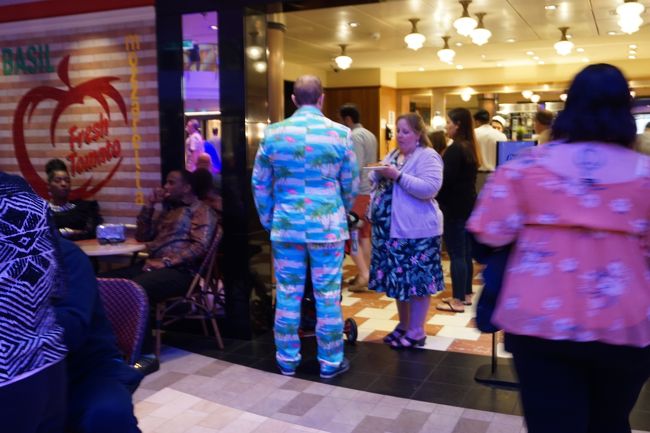 出ましたフラミンゴ！<br />と思ったら前回とは別の人！！！<br />だって靴が違うもの。<br /><br />このスーツが被ることがあるとは！！！