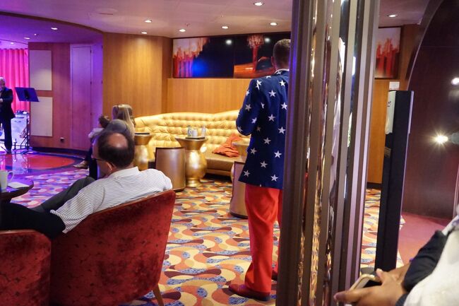 フラミンゴ君のお友達は星条旗的なスーツの方でした。<br />こういうの今流行りなのかしら？<br />ちなみに彼らはファミリー同士でご乗船。<br />奥様方、お子様方は至って普通。<br />パパが一番楽しんでる感じの若いファミリーでした。<br />いかにもアメリカン。<br /><br />日本でも楽天で買えるみたいだけど、アメリカのAmazonだと＄60くらいでした。<br />アメリカ発着クルーズを考えてる方！<br />是非チャレンジを。