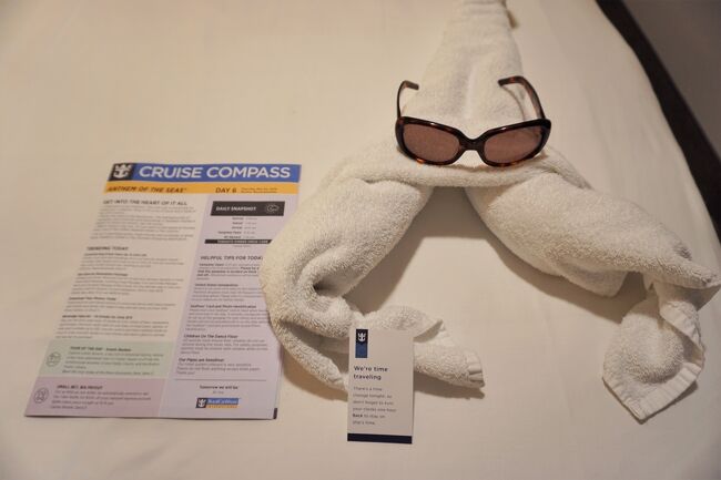 今日はロブスターかな？サソリかな？<br />「We're time travelling」というカードが面白い。<br />バミューダ時間からアメリカ時間に1時間戻します。<br />そう、船なのに時間を超える旅をしちゃうんです。