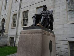 ハーバード像。
足を触ると賢くなるのかな？
ピカピカです。