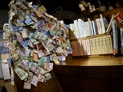 【小樽市観光物産プラザ】

世界中の紙幣が貼られています。まずは、観光客が情報収集に集まる場所なんですね。