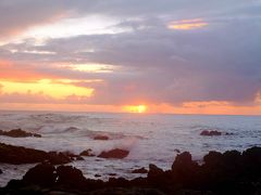 滞在4日目の朝、フォトツアーのリーダーが、まだ暗い早朝、5：20ごろホテルまで迎えに来てくれました。その時かなり雨が降っていて、サンライズが望めそうにありませんでした。

そのことをリーダーに聞いてみると、「ここ2ヶ月ほぼ雨が降らず、この雨は現地の人には恵みの雨なんだ。サンライズはどんな状況でも撮影できるさ！」と笑いながら答えてくれました。

他の参加者をピックアップして、やってきたのはサンディービーチの北エリア。真っ黒な溶岩の海岸でした。

10分ほど待っていたら、なんとか雨が上がり、オレンジ色の太陽が東の水平線から上がってきたのでした！