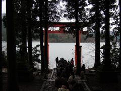 芦ノ湖の鳥居には行列が