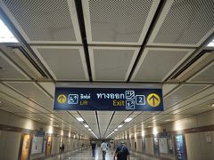 最終日はここも行きたかったフランポーン駅
バンコク駅とも言うようです。
国鉄の駅で、タイ各地に通じています。

ホテルのあるサムヤン駅からMRTでフワランポーン駅まで。
駅の構内を国鉄の方へ歩いていきます。