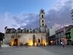 元の場所に戻ってきました。夕暮れ時の教会はいい感じです。