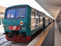 翌日ですぅ。
サレルノ駅から、この普通列車で、ナポリ中央駅に到着。
この列車、普通列車なのですが、停車駅が少なく、特急列車並みの所要時間で、ナポリに到着しました。
