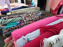 そこから先へ進むと、布市場が有ります。様々な種類の布類がここでは販売されています。