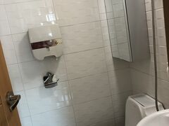 ホテルに到着。トイレ兼シャワールームです。ご覧の通り、シャワーを浴びると全部濡れる構造です、部屋には水が入らない構造になっていますが。でも安いので仕方ない。4泊で1.5万円です。

ベッドは普通のダブル、エアコン、湯沸しポットもついてます。この部屋の良い点は、冷蔵庫、それとドラム式洗濯機があることです。LCC弾丸では荷物を少なくするために洗濯するという選択肢がありますが、海外ではコインランドリーは少ないように思いますので、洗濯機の有無はポイントですね。
ちなみに運転音はうるさかったですが、お湯で洗濯するコースが選べます。洗濯機のパネルは韓国語なので、google translatorのカメラスキャン機能を使いましょう。
それと、旅行用の小分けされた粉末洗剤を探したのですが、10軒弱のスーパーやコンビニをめぐったのですが、発見できませんでしたので、日本で買っていきましょう（結局、洗濯用石鹸を買いました）。