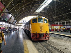 ファランポーン駅到着
ちなみに国鉄の駅は「ファランポーン駅」というのは正式名称ではないようです
マッカサン駅で切符を買うときに「ファランポーン駅まで」と伝えたところ、地下鉄のファランポーン駅の行き方を教えてくれました
「バンコク駅」と言い直したら、通じました