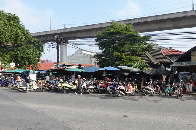 ホテルの目の前には朝市があります<br />高架の上はエアポートレイルリンク