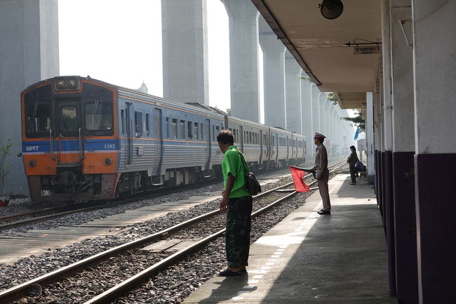 朝市の後ろには隠れるように国鉄の駅があります