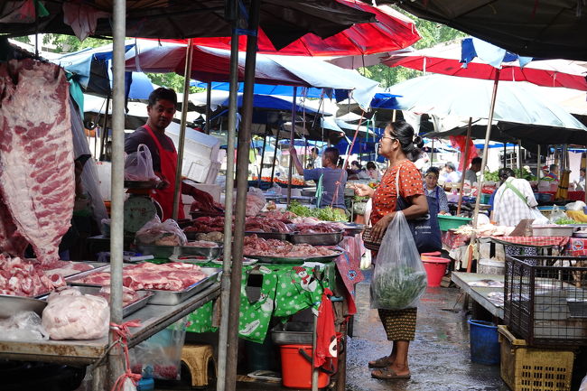 市場には活気があって、普段の生活が垣間見えます