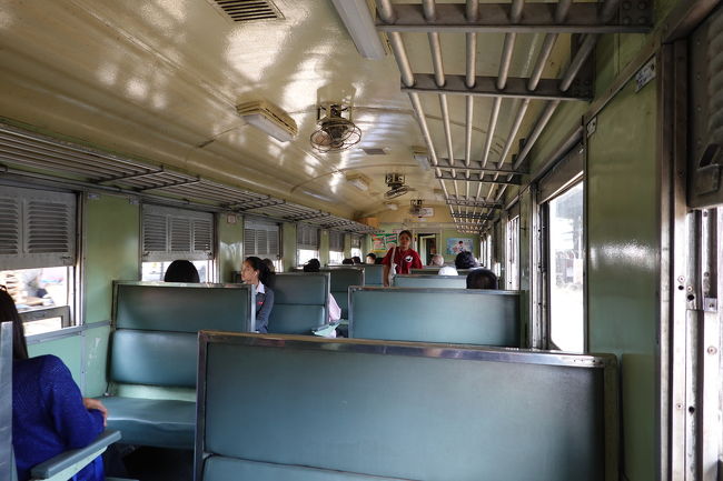 1本見送って、客車の普通列車でファランポーン駅へ向かいます<br />運賃は2バーツ、日本円にして約7円<br />20分の乗車とはいえ、安すぎる！