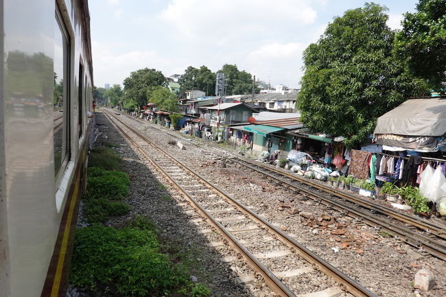 列車にクーラーは無く、窓全開で走ります<br />日本では窓の開かない電車ばかりですが、旅情を楽しむにはこれが一番