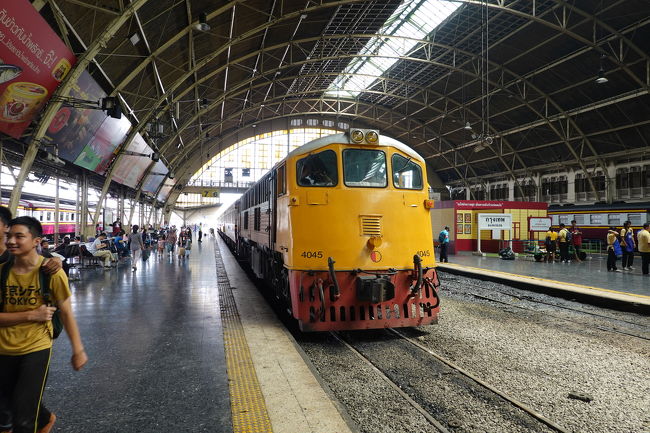 ファランポーン駅到着<br />ちなみに国鉄の駅は「ファランポーン駅」というのは正式名称ではないようです<br />マッカサン駅で切符を買うときに「ファランポーン駅まで」と伝えたところ、地下鉄のファランポーン駅の行き方を教えてくれました<br />「バンコク駅」と言い直したら、通じました