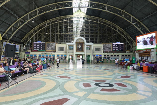 ドーム状の待合室がヨーロッパの駅のようです