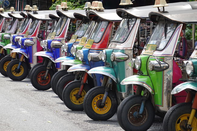 トゥクトゥクの基地発見<br />色とりどりのフェイスが面白い