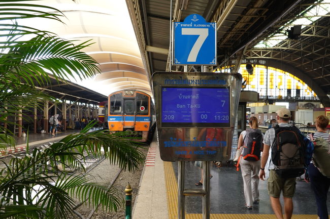 駅の中のコンビニで飲み物を買って列車へ<br />アユタヤ行きは客車ではなく4両編成のディーゼル列車<br />普通列車にはもちろんクーラーはありません<br />大きなリュックを背負った旅行者がドンドン乗り込みます